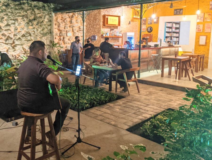 A singer in the courtyard of Idilio Brewery