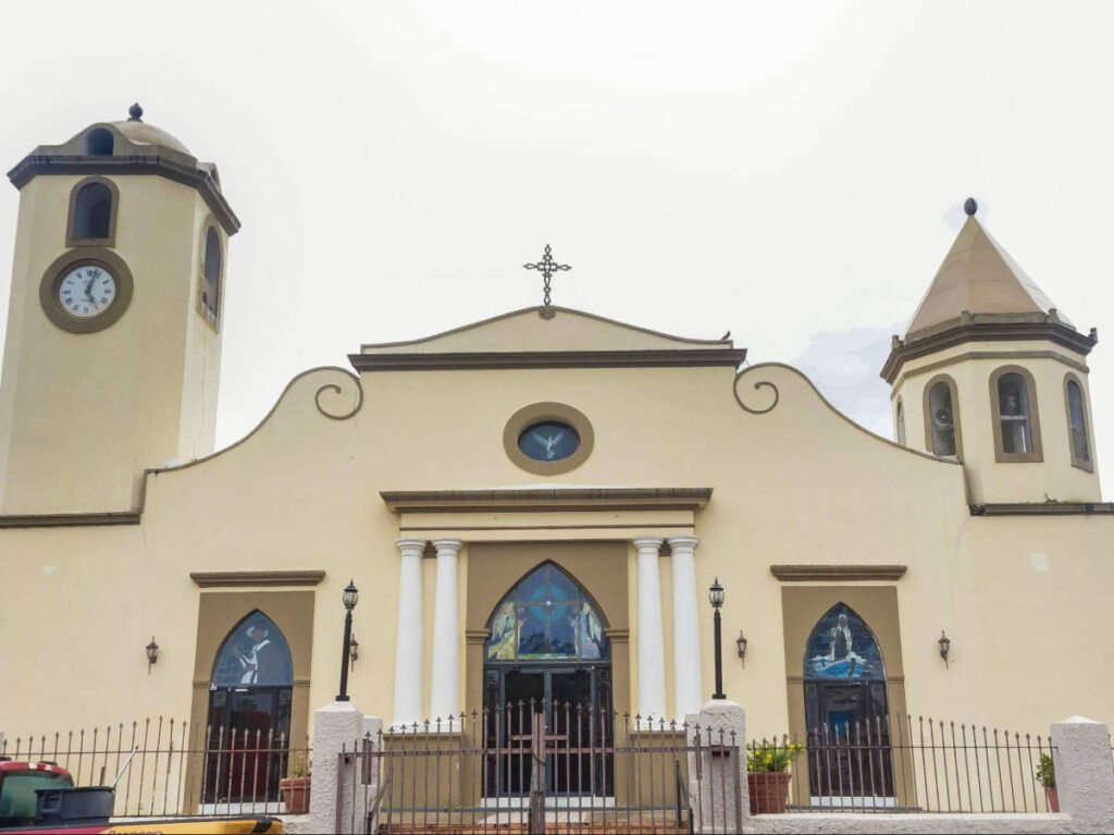 Perspective view of the exterior of Iglesia de San Carlos Borromeo