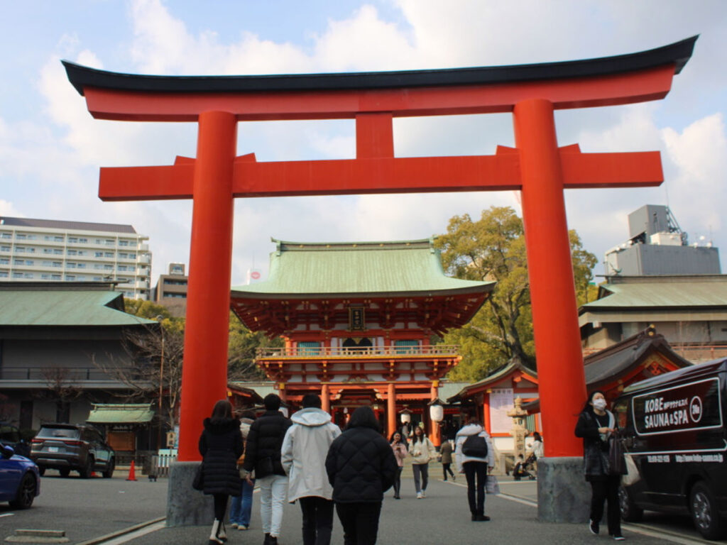 People entering the Ikuta Jinja Shrine in Kobe thru the red gate