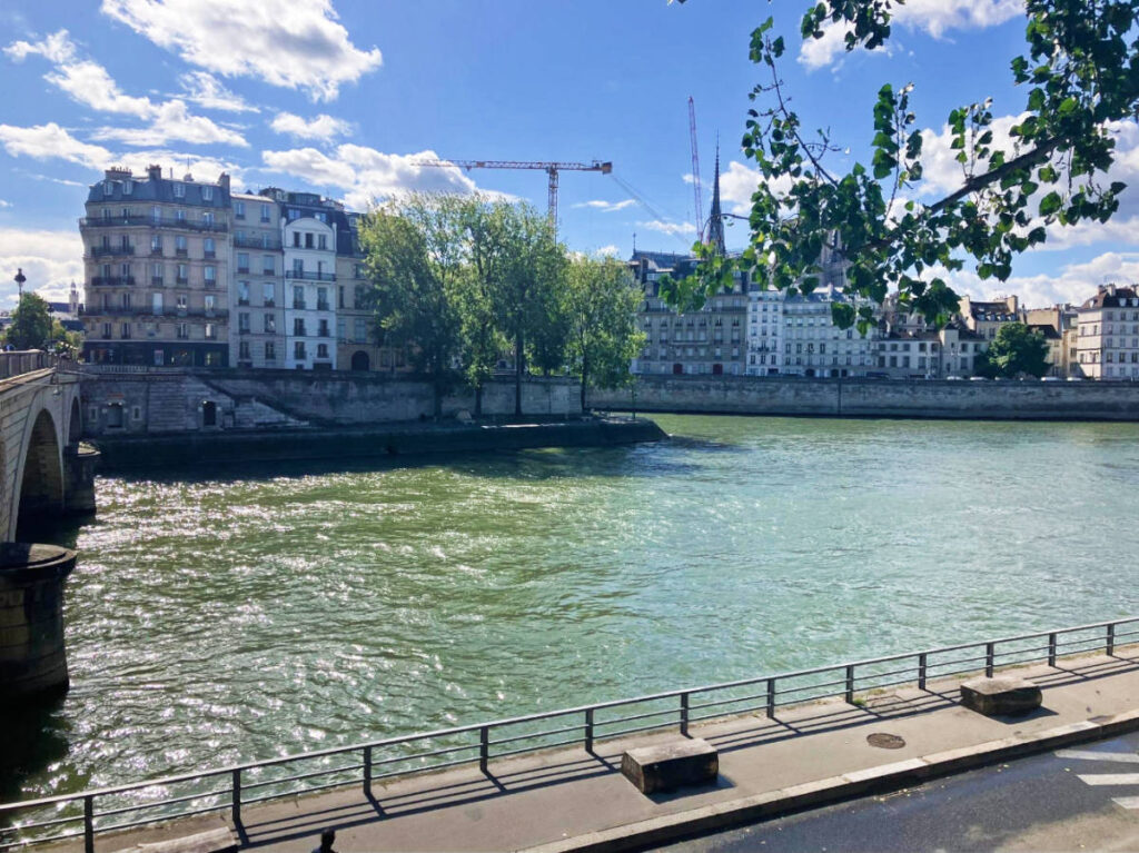 Blue sky over the Île Saint-Louis in the morning