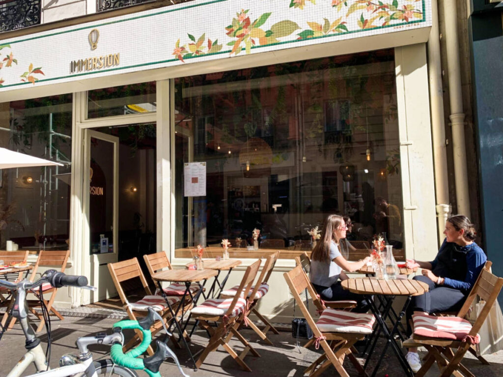 Two women dining at the terrace of Immersion République