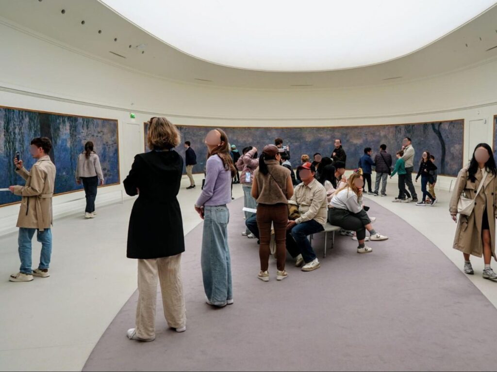 People viewing the Monet lilies at the Musée de L’Orangerie