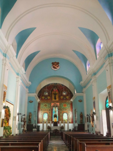 View of the interior and altar in Parroquia San Francisco de Asis