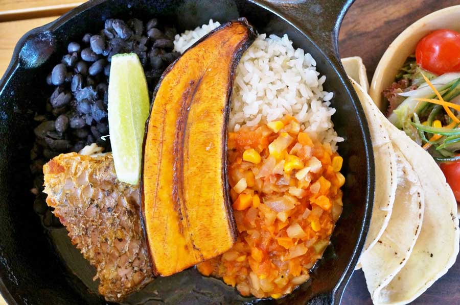 A casado meal on a plate in Iraźu