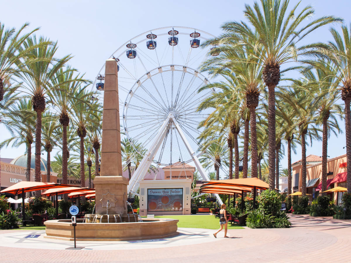 Clear sky over the ferris wheel in Irvine Spectrum