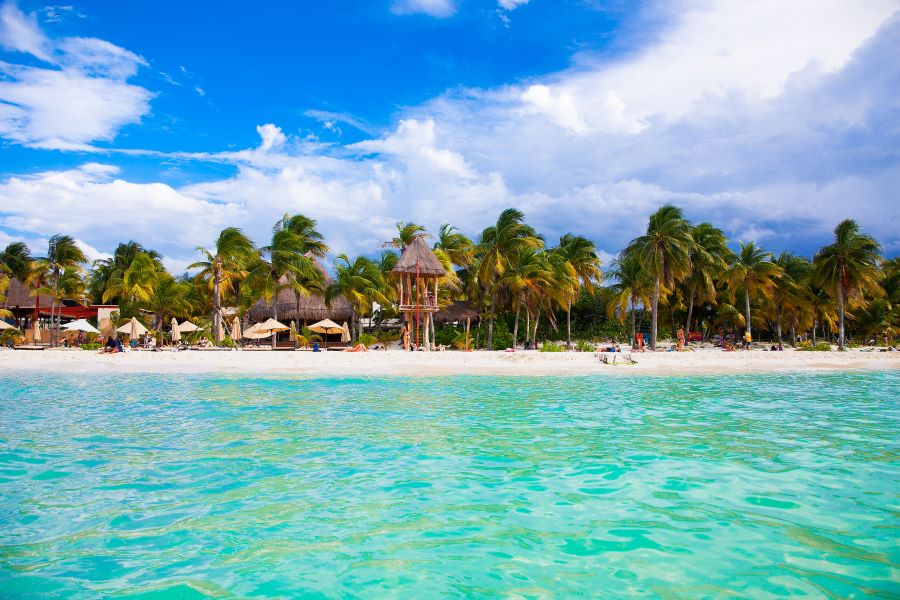 Turquoise color water in Isla Mujeres