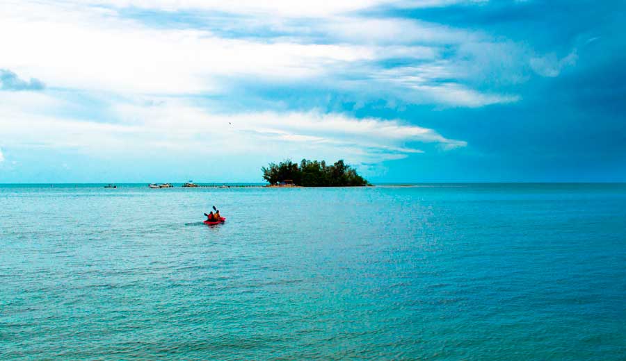 People from afar kayaking in Isla de Ratones