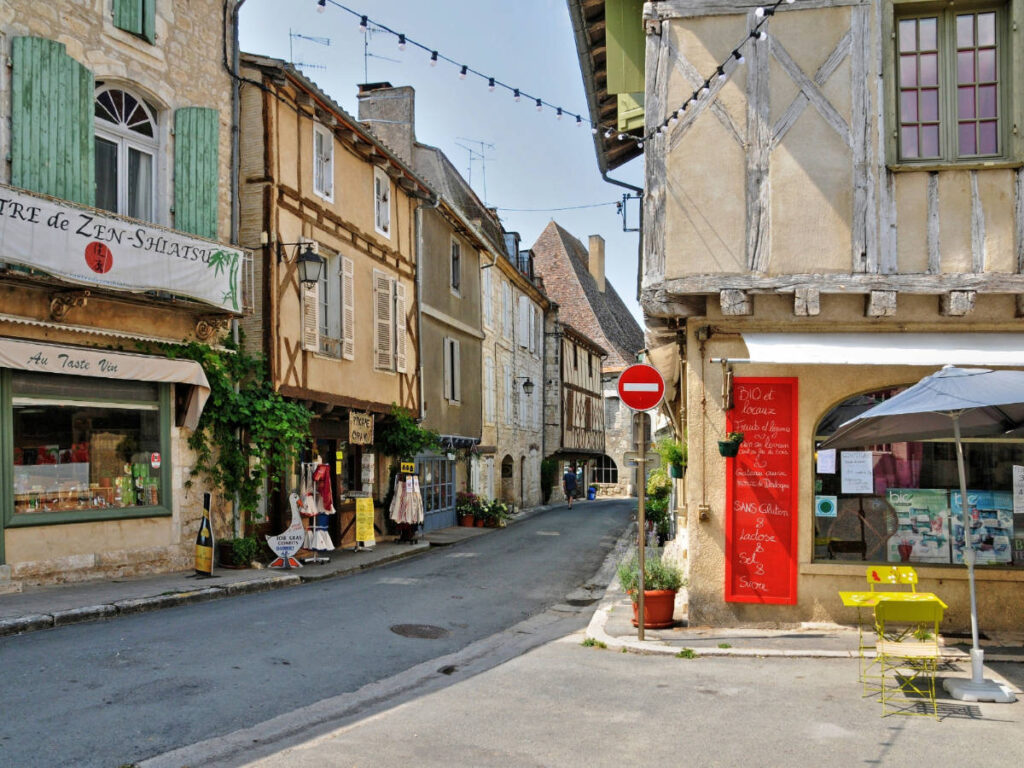 Buildings on a street in Issigeac