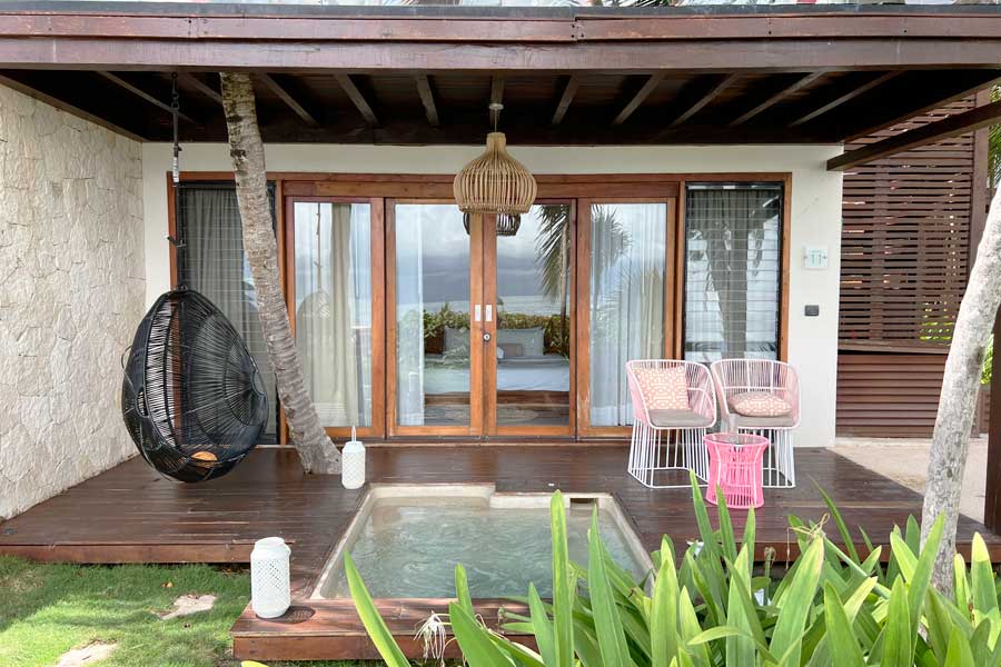 A jacuzzi in front of a room in Mi Amor a Colibri Boutique Hotel