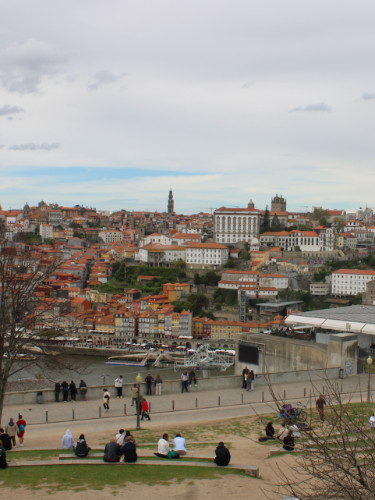 People chillin at Jardim do Morro