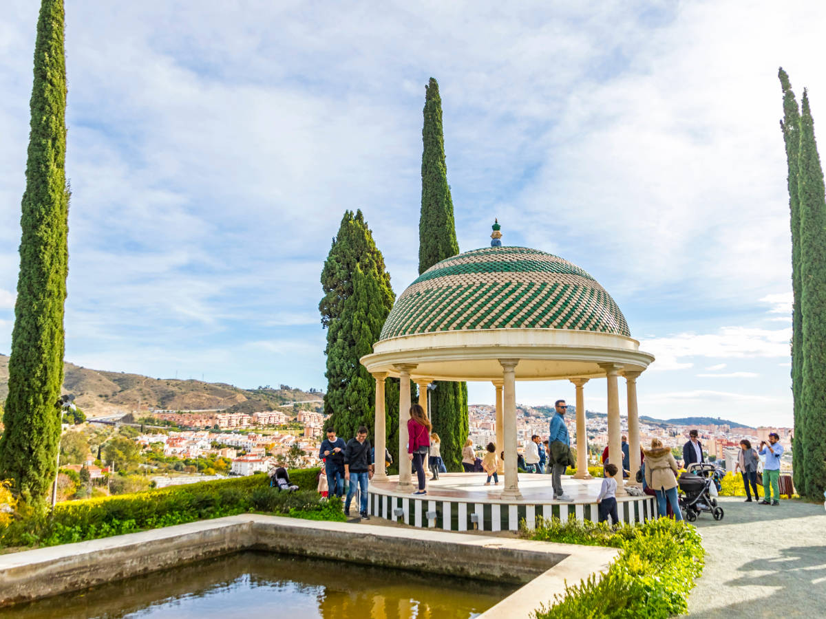 View of people at the Jardín Botánico Histórico - La Concepción