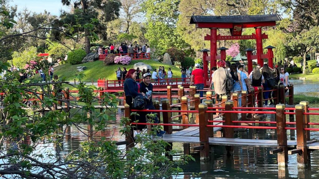 View of people visiting the Jardín Japonés