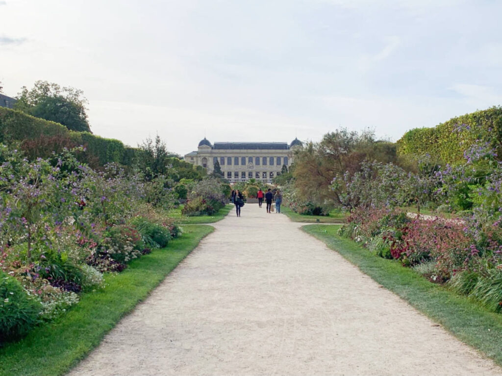 View of people wandering in Jardin des Plantes