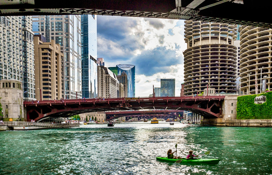 Two people kayaking on Chicago River with the skyscrapers in the background
