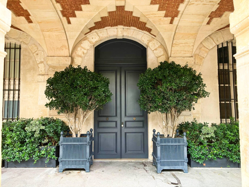 View of the black door at the entrance of L'Ambroisie