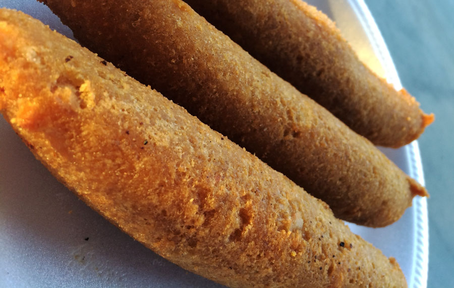 Three alcapurria fritter on a plate