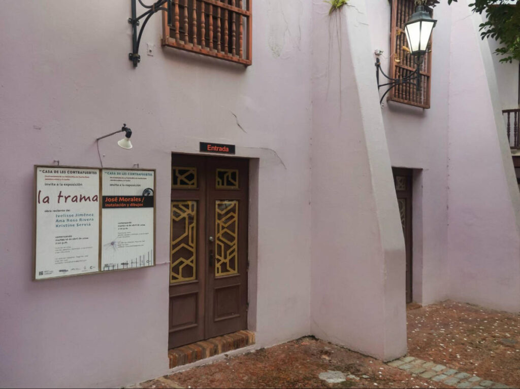 View of the exterior and entrance of La Casa de los Contrafuertes
