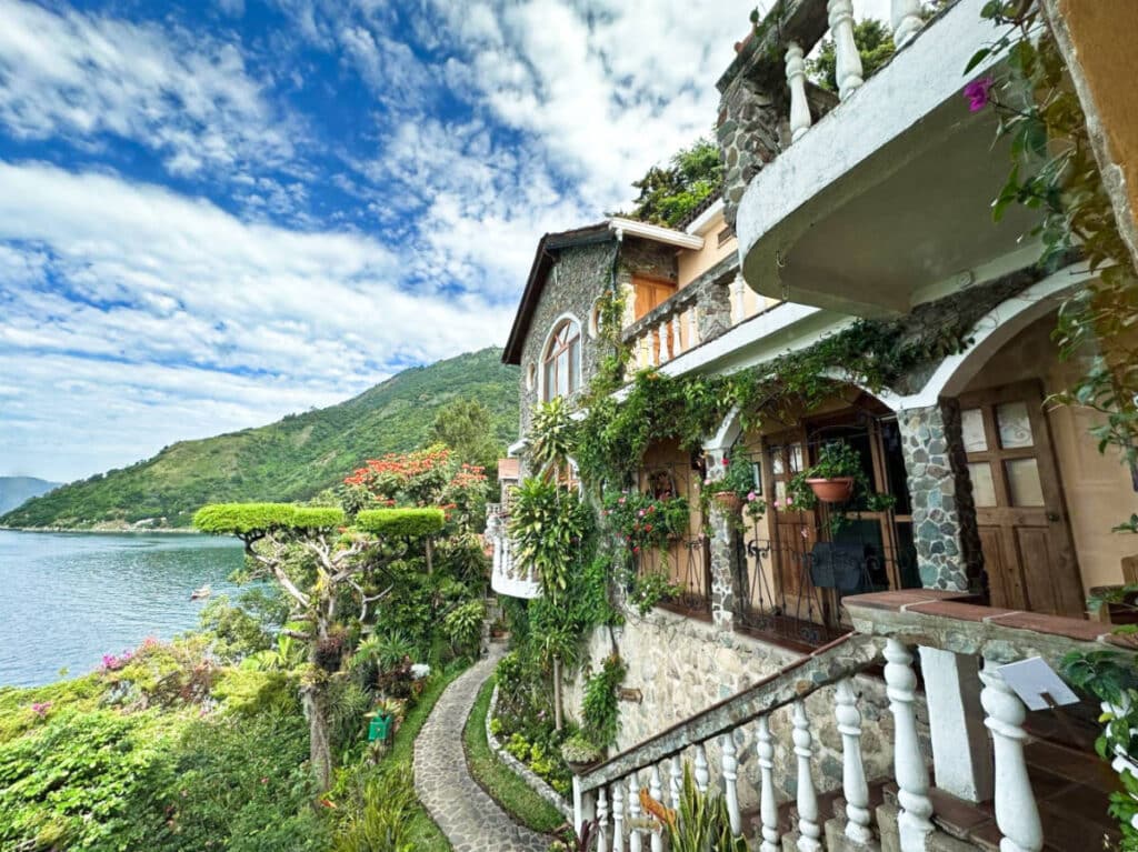 Exterior view of La Casa del Mundo and beautiful landscape outside
