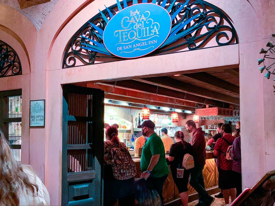 People ordering inside the La Cava del Tequila