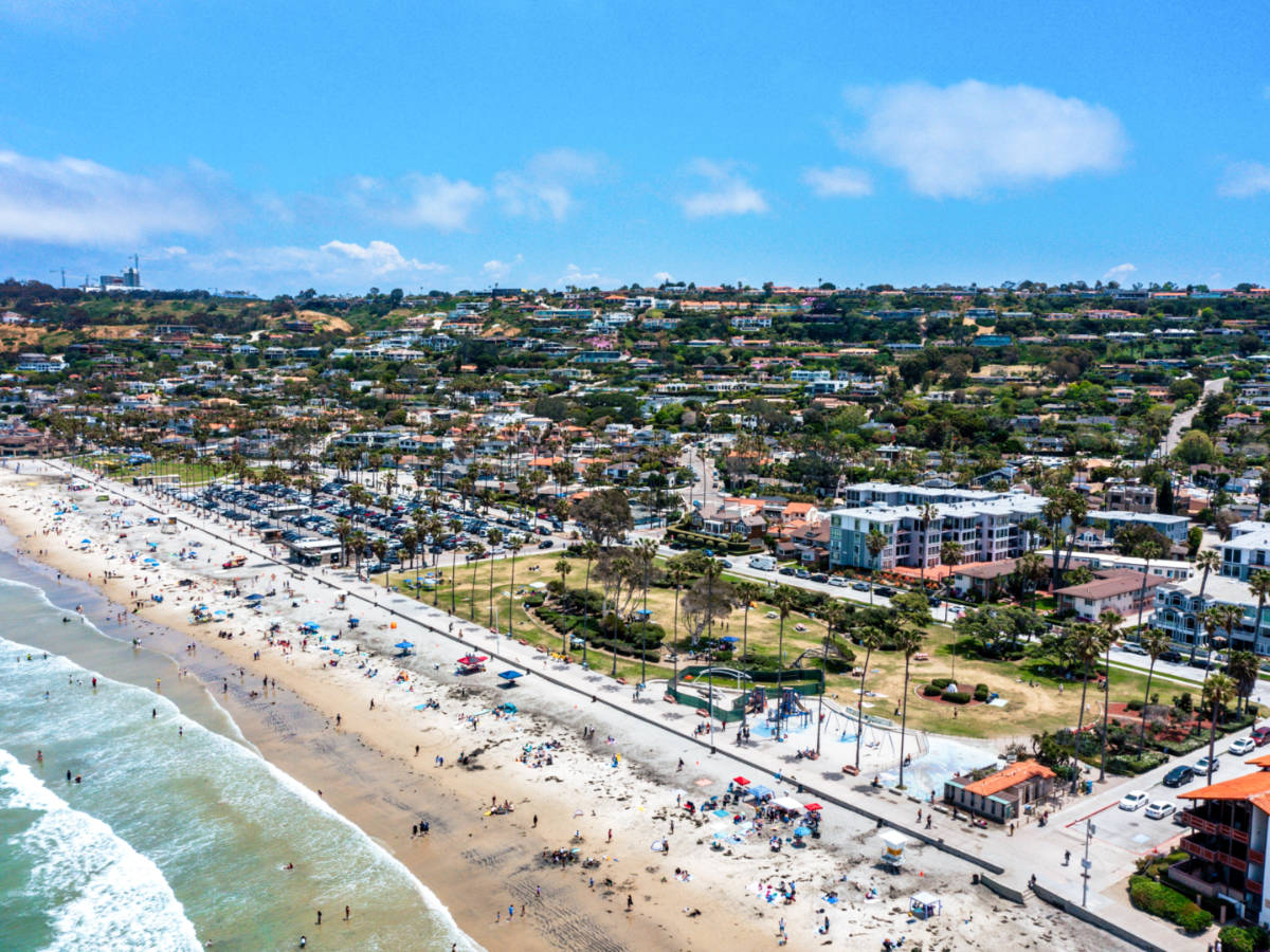 Aerial view of the people along the La Jolla Shores Beach and Kellogg Park