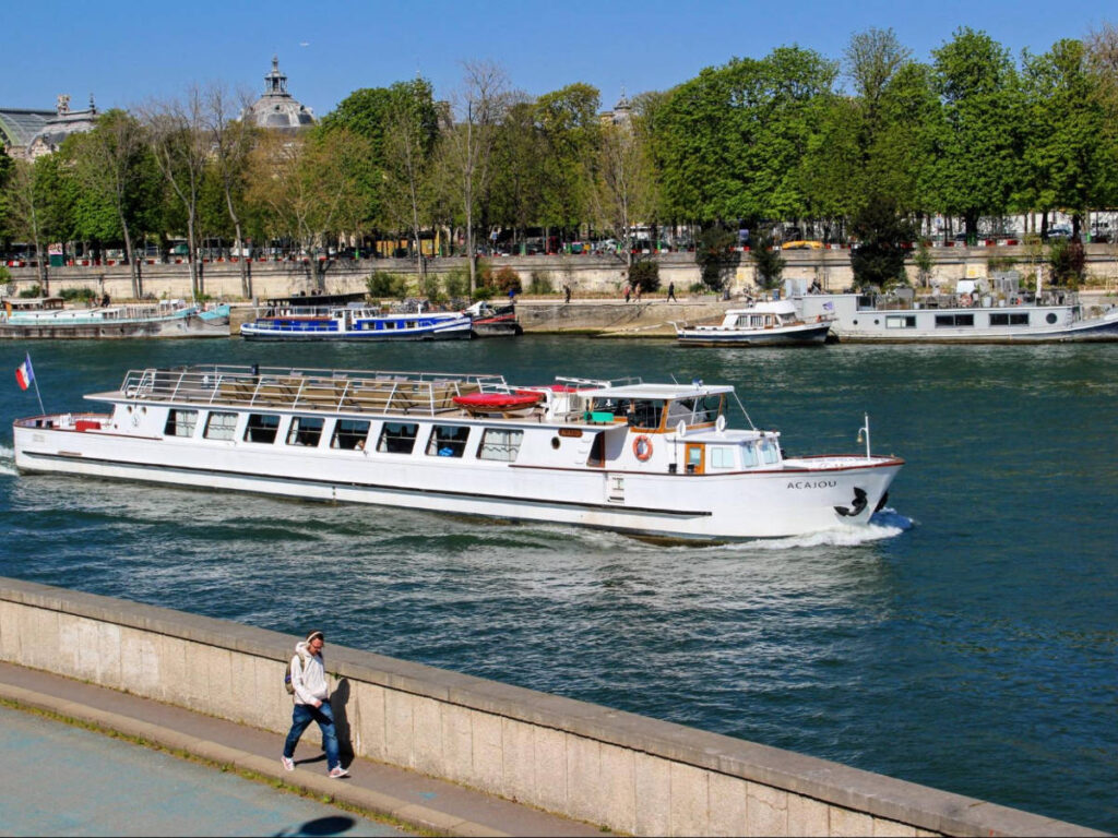 A man walking at the riverbank in La Monnaie