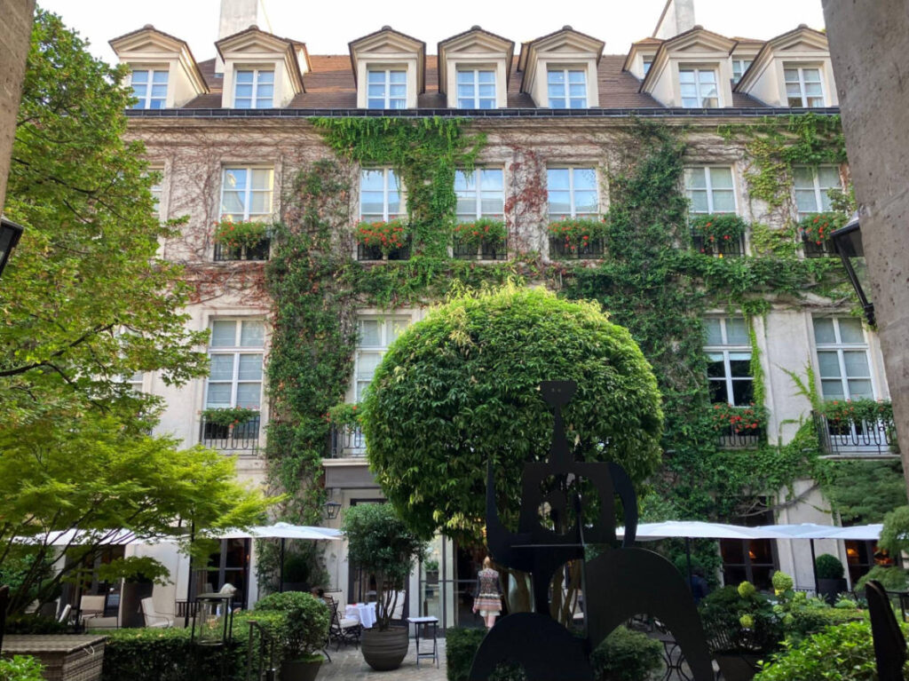 The La Pavillon de la Reine from the outside