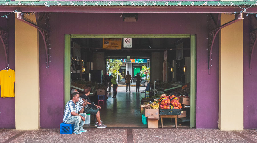 View of the Santurce Market entrance and some vendors sitting to take a rest