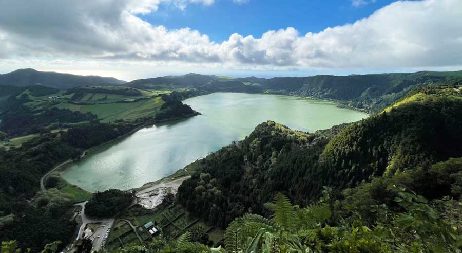 Overlooking view of the Lagoa das Furnas