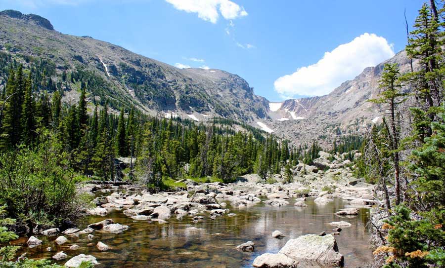 View from the Lake Haiyaha under the clear blue sky