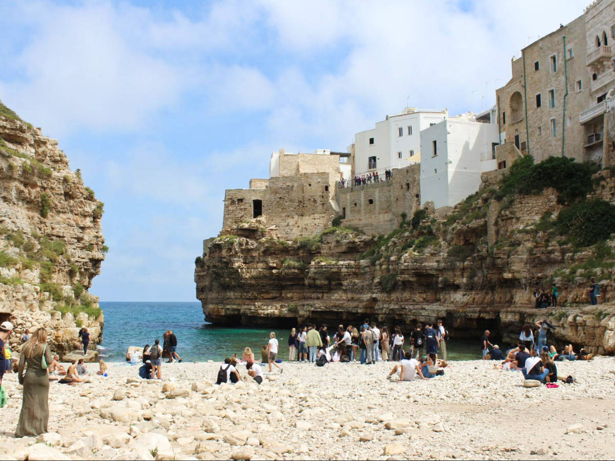 The people enjoying the beach next to a cliff in Lama Monachile