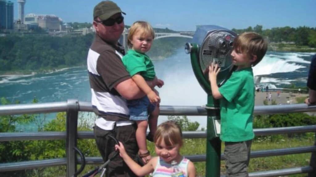 Laura's husband with their kids and the Niagara Falls on the background