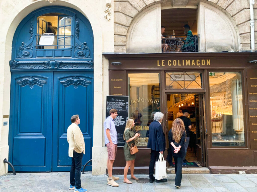 View of the people lining up outside Le Colimaçon