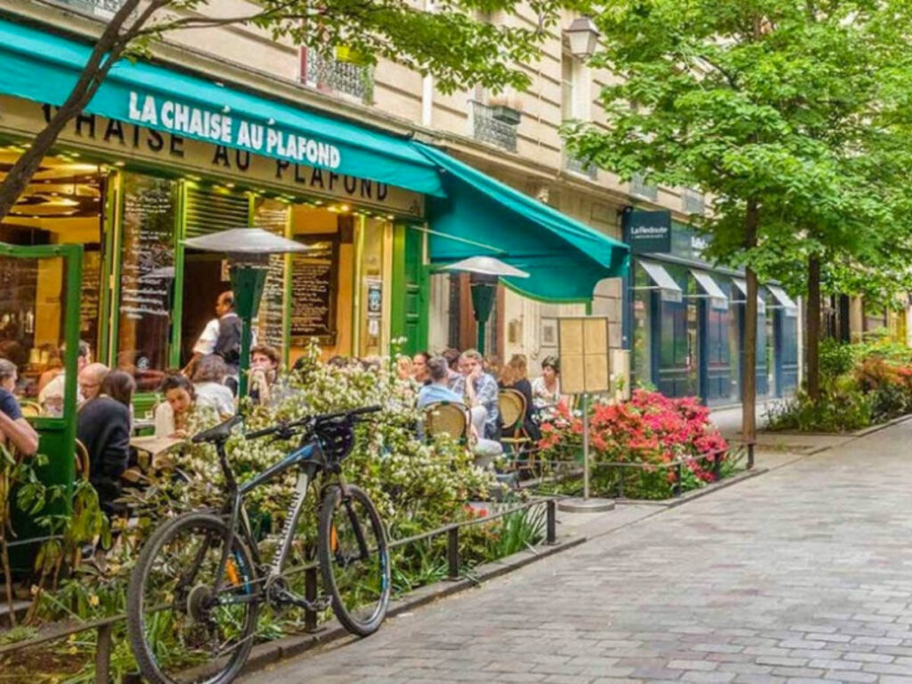 People dining along the Le Marais neighborhood