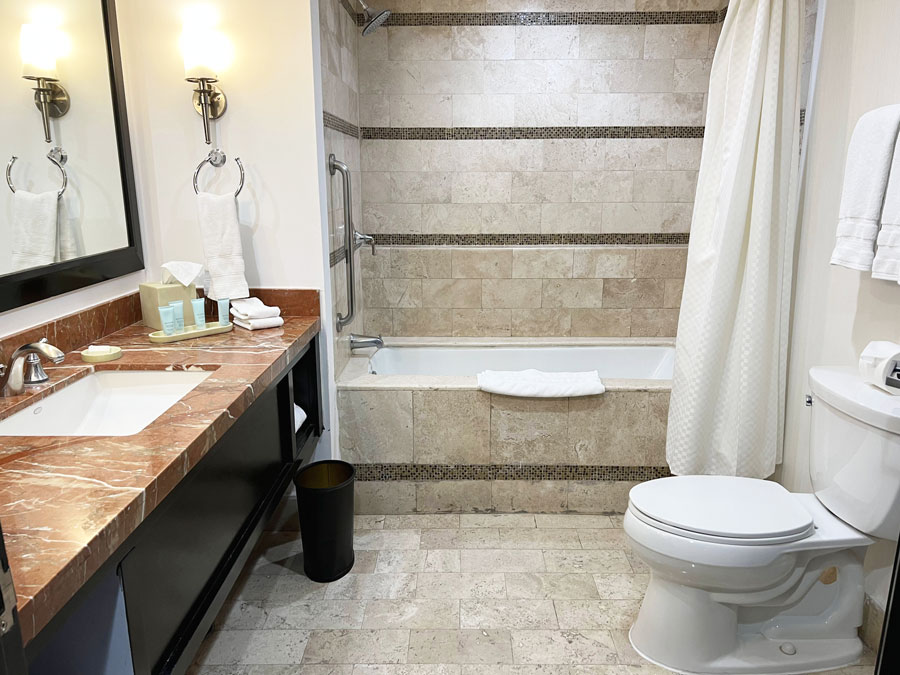 The bathroom inside a room of Le Meridien
