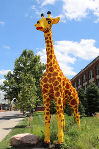 A giraffe build with Lego displayed in Legoland Discovery Center