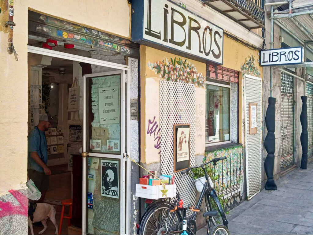 Exterior views of the Libros Para Un Mundo Mejor