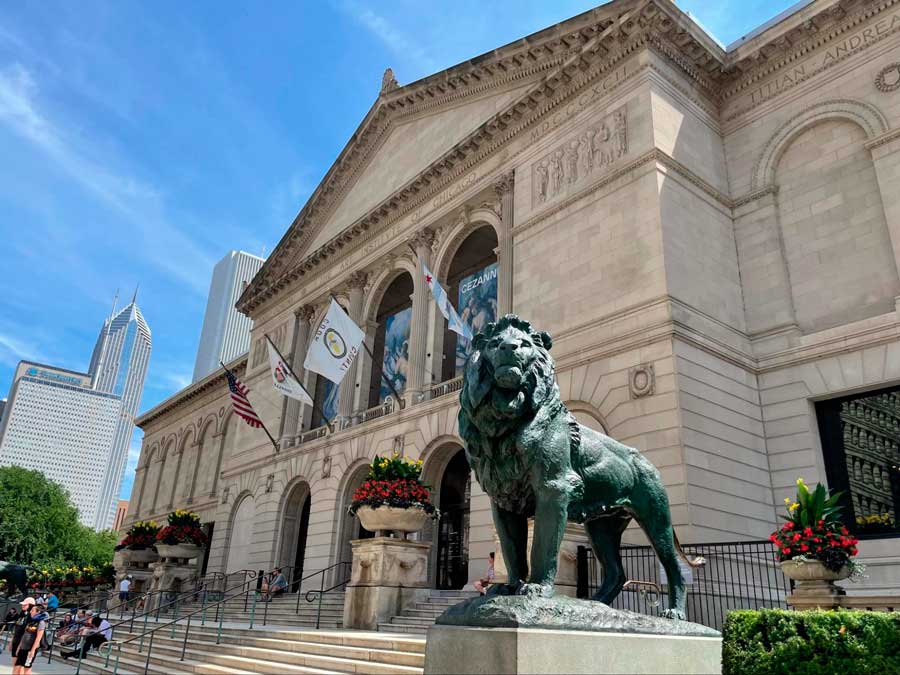 The lion statue outside The Art Institute