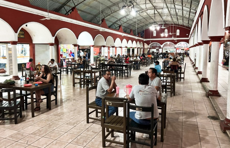 View of the people dining at Loncheria El Amigo Casiano