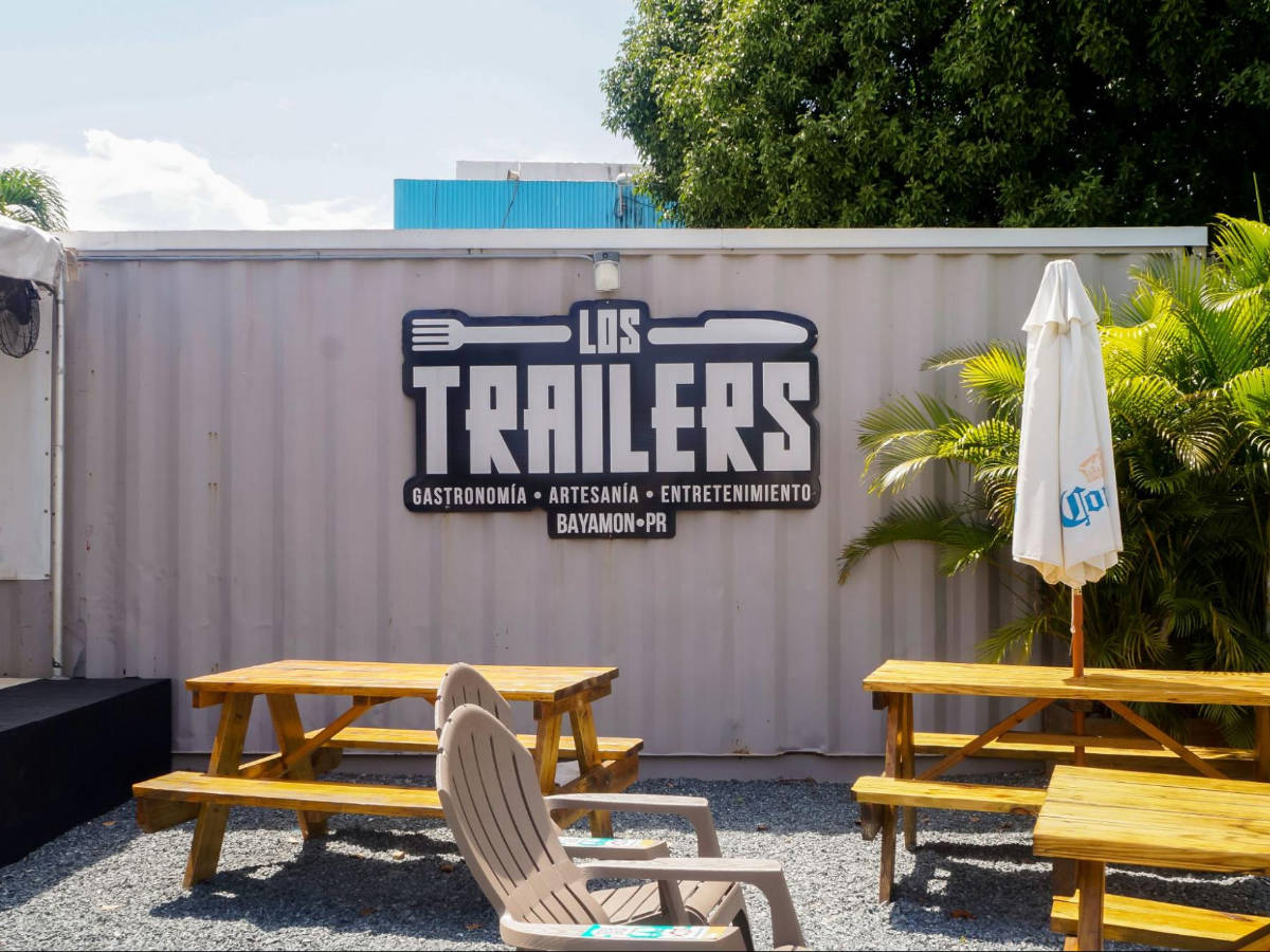 The signage of Los Trailers in Bayamon