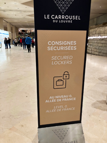 The signage to the locker locations in Louvre