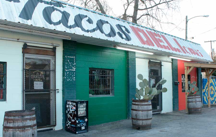 View of the entrance to Mas Tacos Por Favor