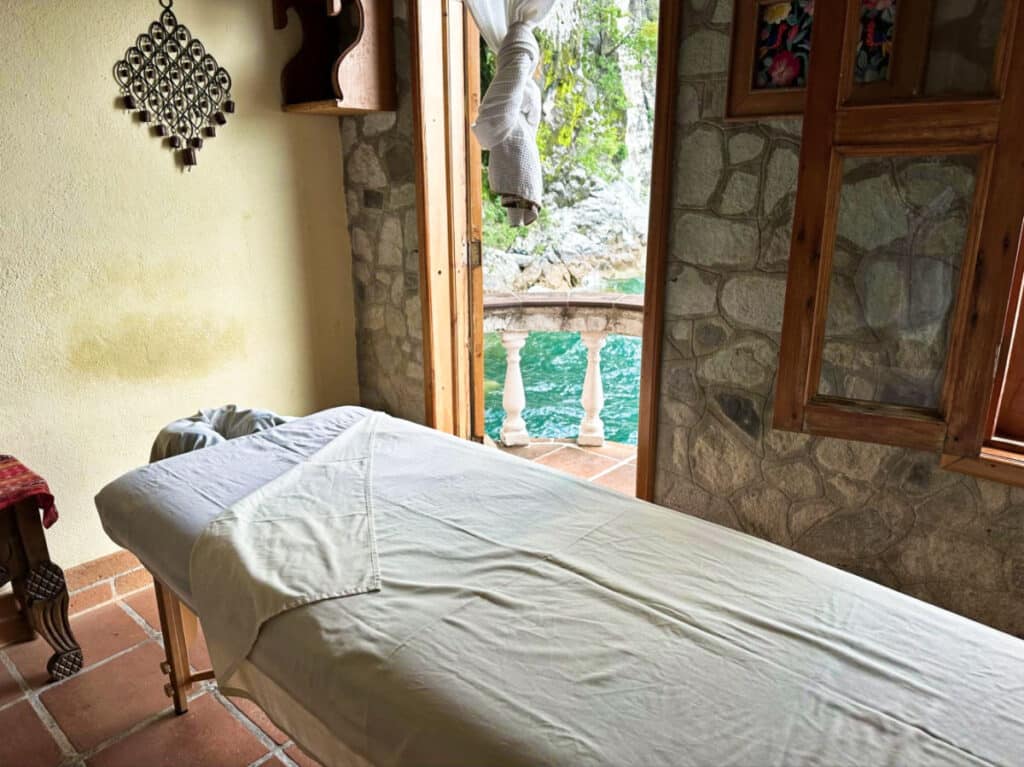 View of the massage bed with an opened balcony in La Casa del Mundo