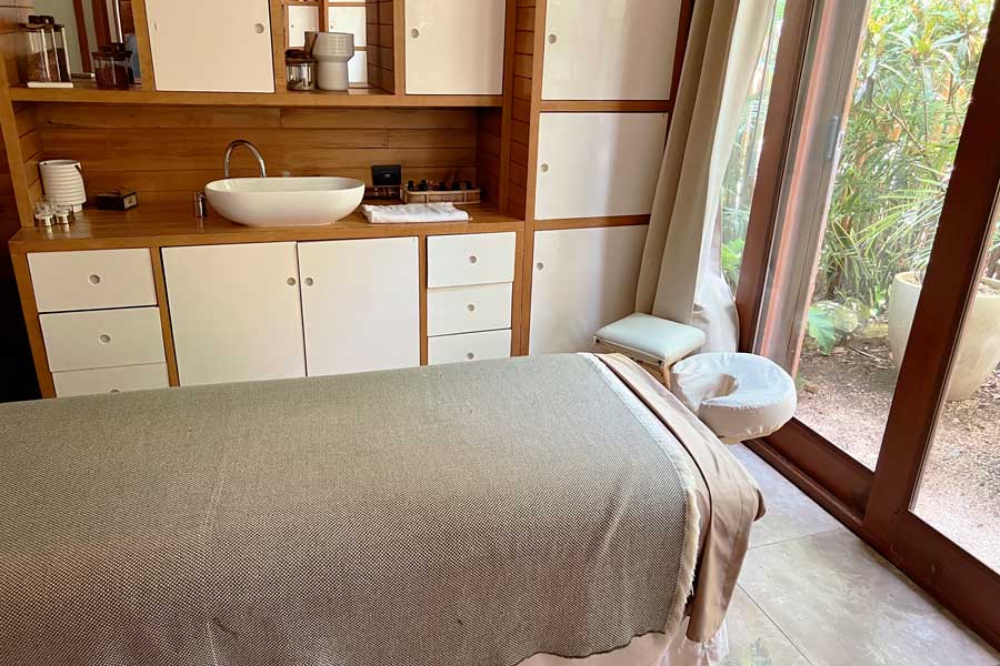 A massage bed on a room in Mi Amor a Colibri Boutique Hotel