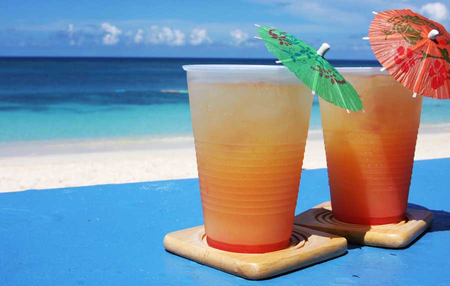 Two glasses of Maví and a beach on the background