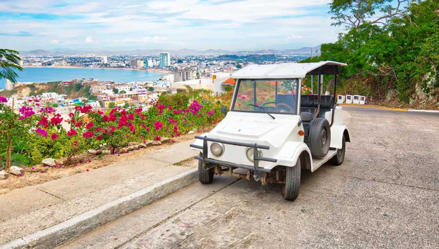 A pulmonia taxi with the overlooking view from Mazatlán