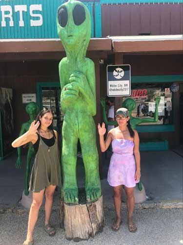 Travel Lemming writer McKenna and her sister with an extraterrestrial statue in Roswell, New Mexico