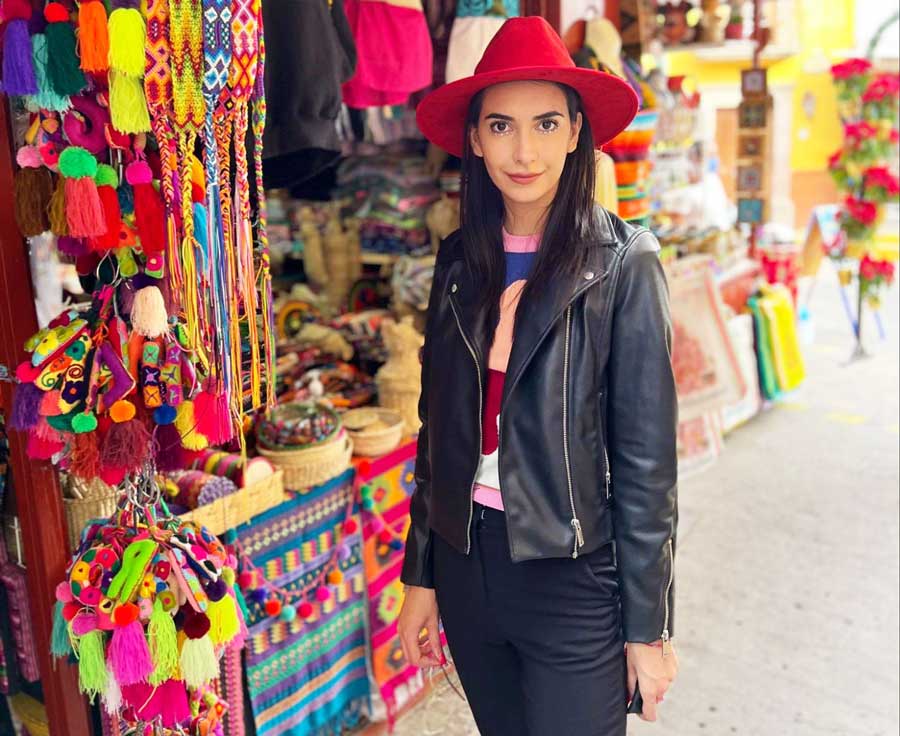 Clara in Mercado de Artesanías