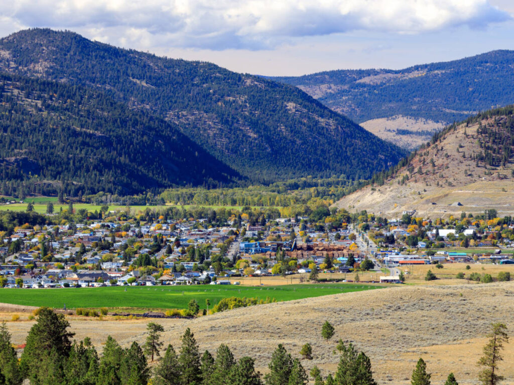 View of houses and mountains around the Merritt