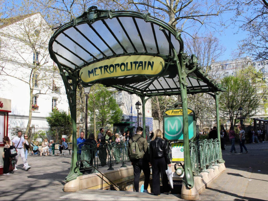 People going down to the métro station in Montmartre