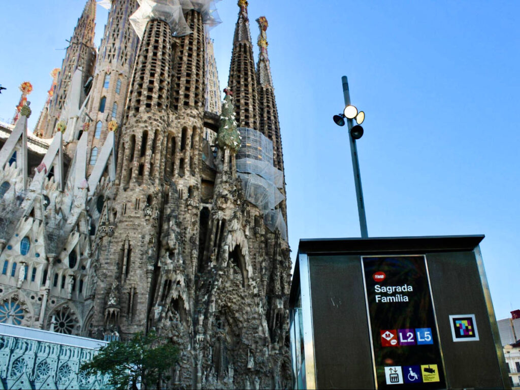Perspective view of the La Sagrada Familia and the metro station sign nearby